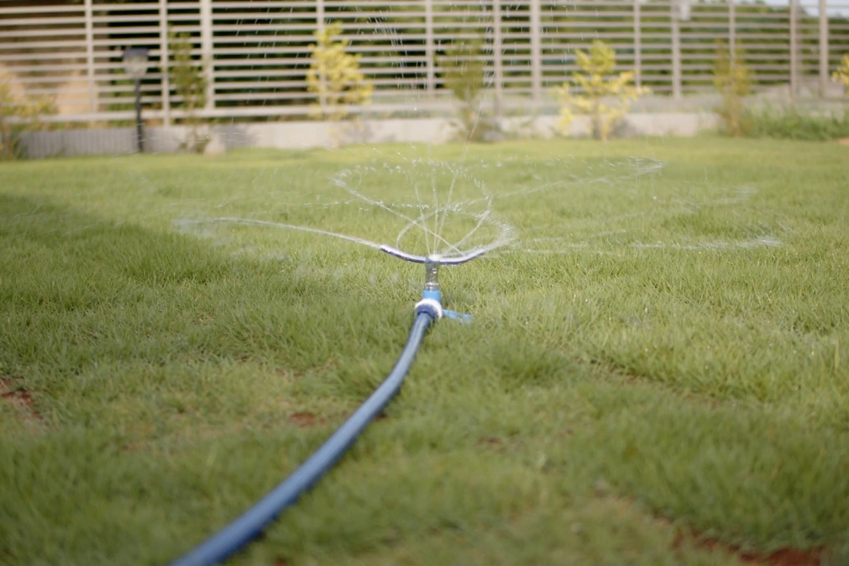 prskalica zaliva travu