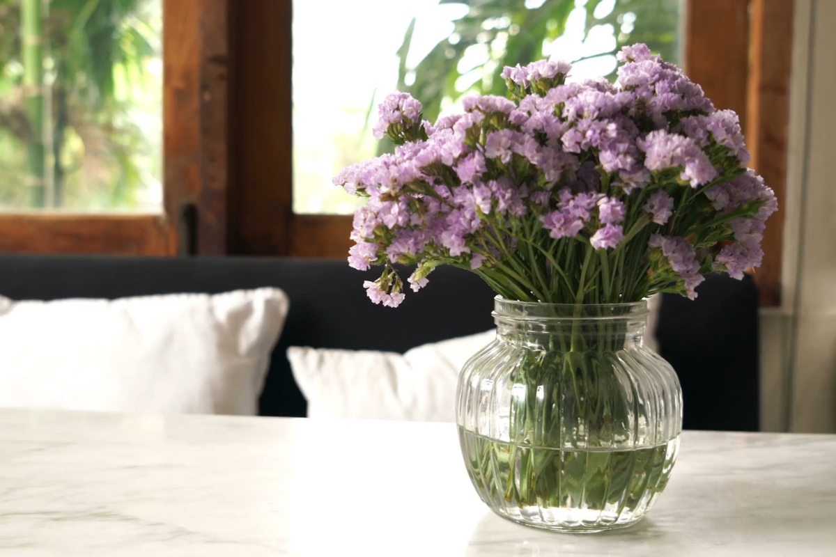 prikaz cveća u vazi u kući