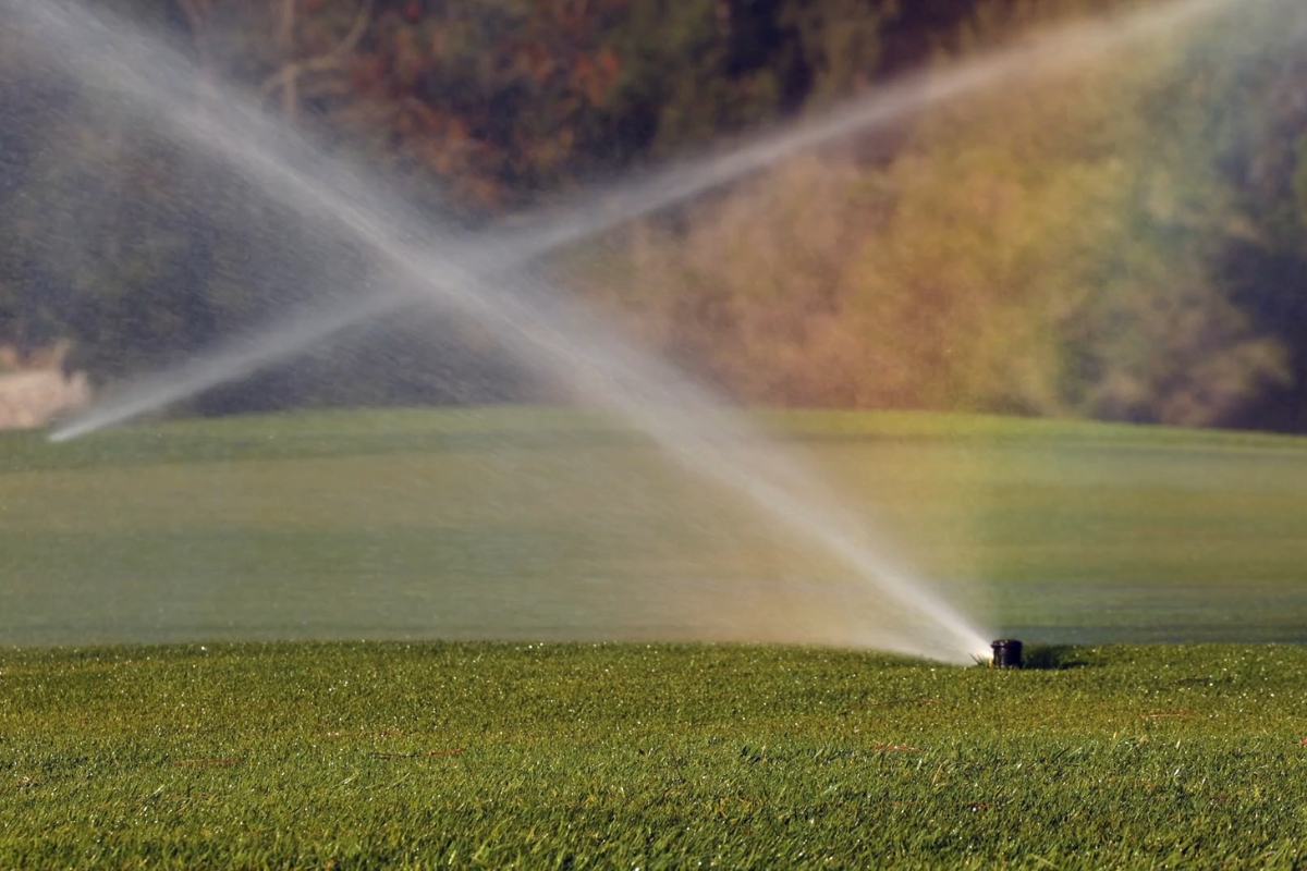 prikaz prskalice koja zaliva travnjak