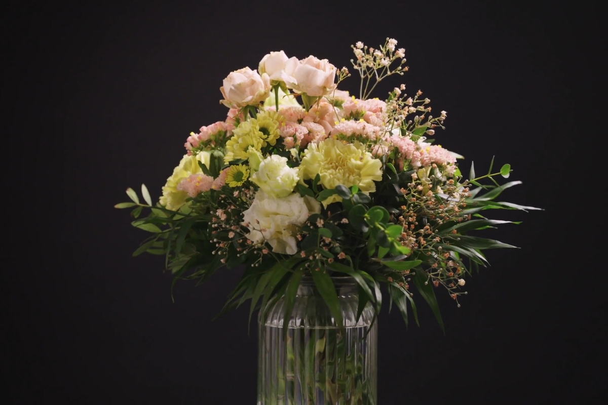 prikaz cveća u vazi