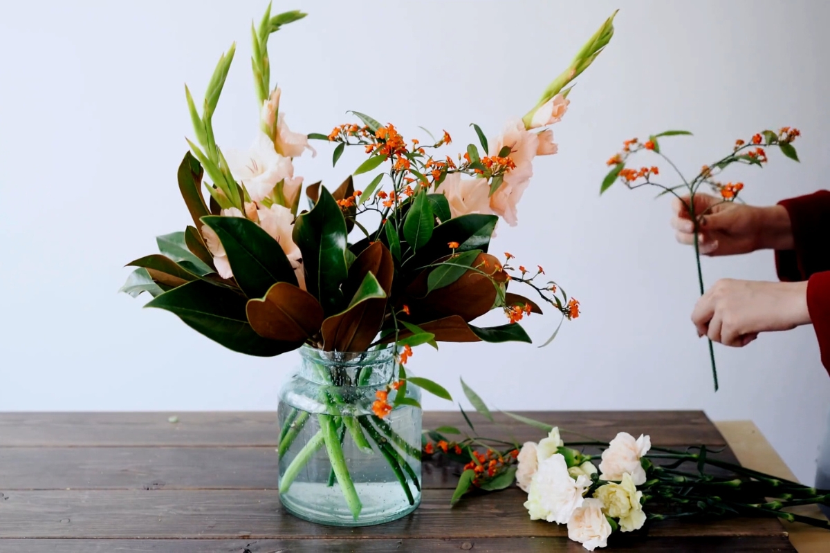 devojka seče cveće